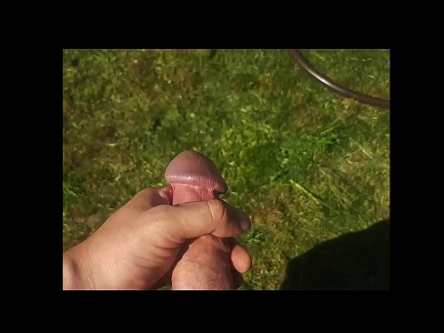 ❤️ Vroča lepotica dobi svojo rožnato pičko, ki jo jebe, in se zraven cmeri s curkom na poletnem vrtu ️❌ Porno fb na sl.xxxifuck.ru ❌❤